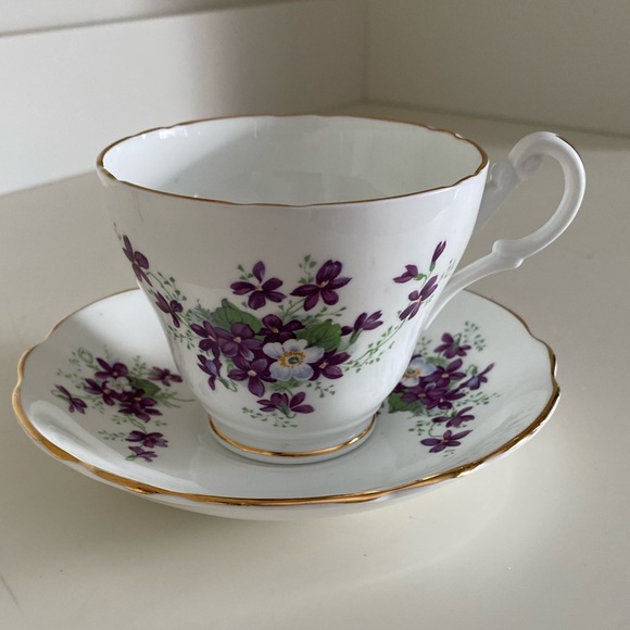 EUC VTG ROYAL ASCOT BONE CHINA TEACUP AND SAUCER IN PURPLE VIOLETS DESIGN - Picture 5 of 7
